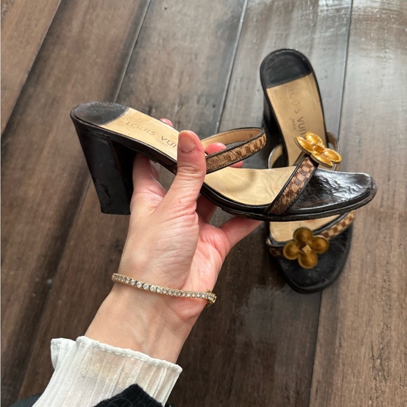 VINTAGE LOUIS VUITTON DAMIER CALF HAIR FLOWER HEELS - Picture 5 of 11